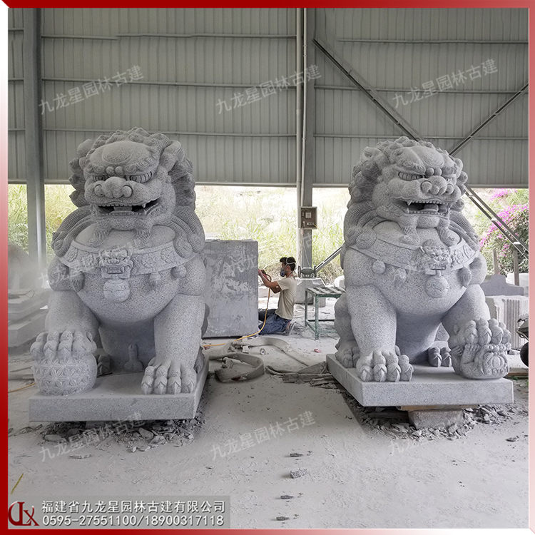 門口石獅子一對(duì)