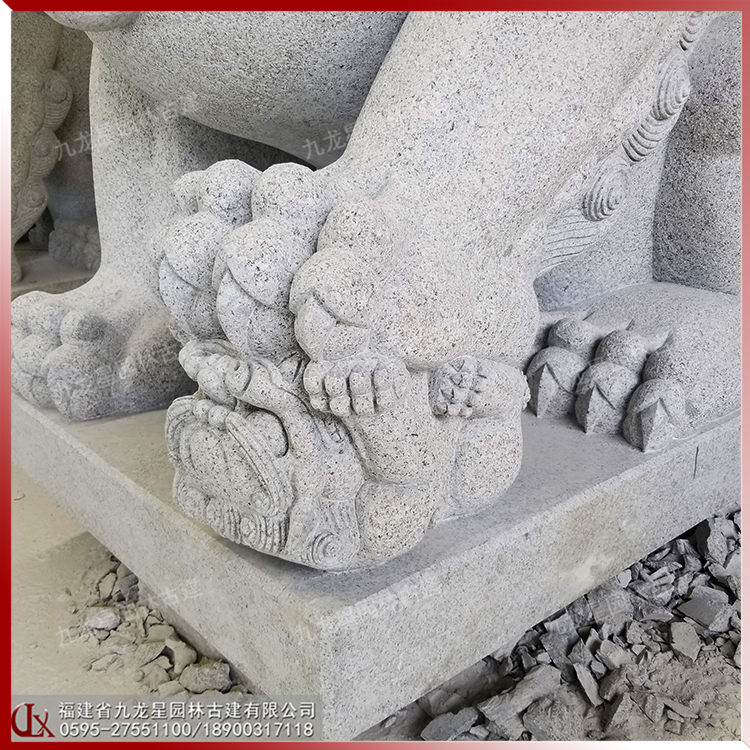 門口石獅子一對(duì)